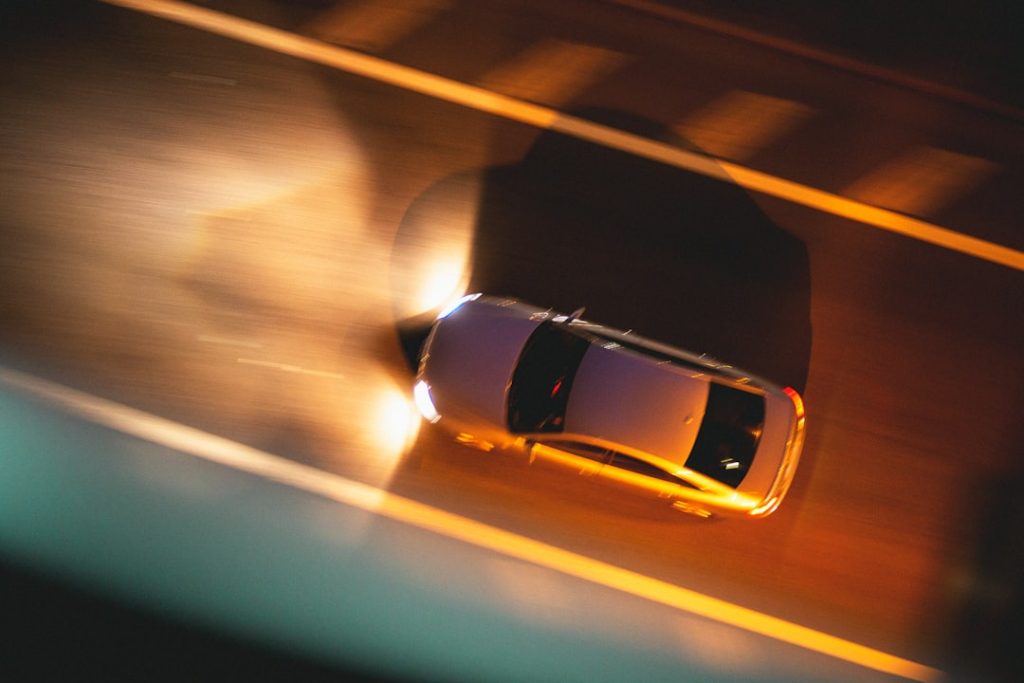Carro Branco Em Movimento Durante a Noite QqIT 0OvHhM