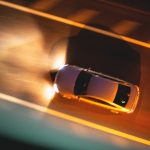 Carro Branco Em Movimento Durante a Noite QqIT 0OvHhM