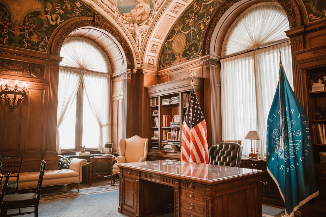 Escritorio Elegante Com Bandeira Americana E Mesa Presidencial bEAvHnaC64s