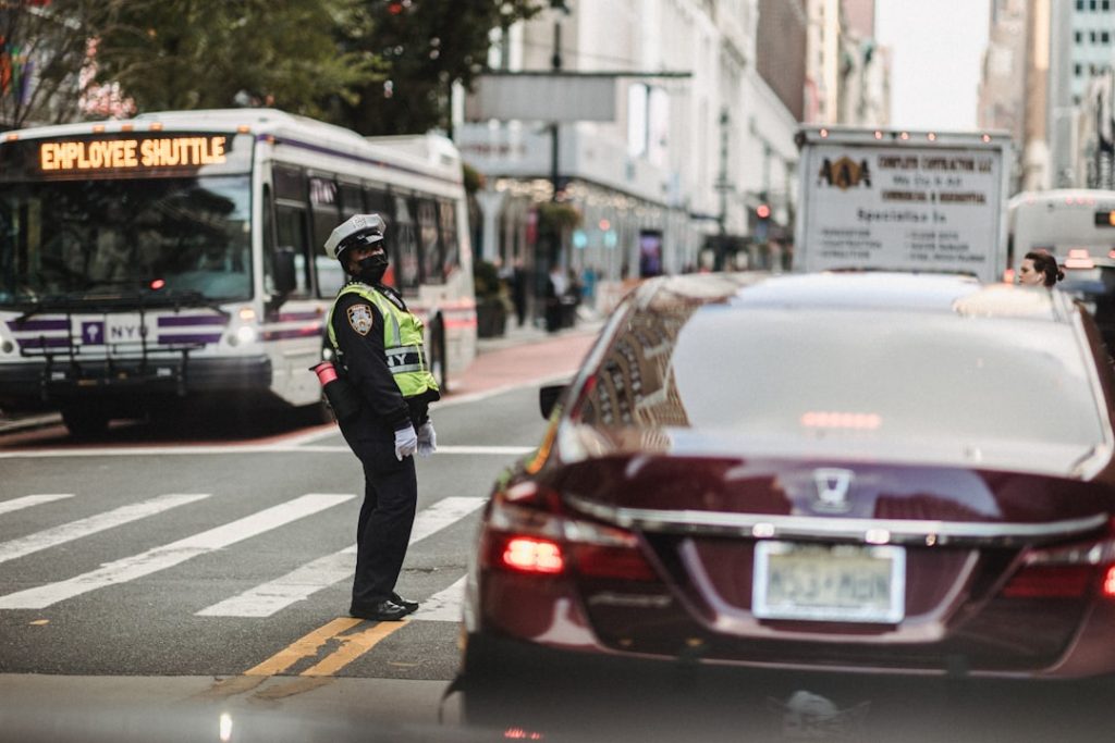 Um Policial Parado Ao Lado De Um Carro Na Rua IRsSCzA2kUs