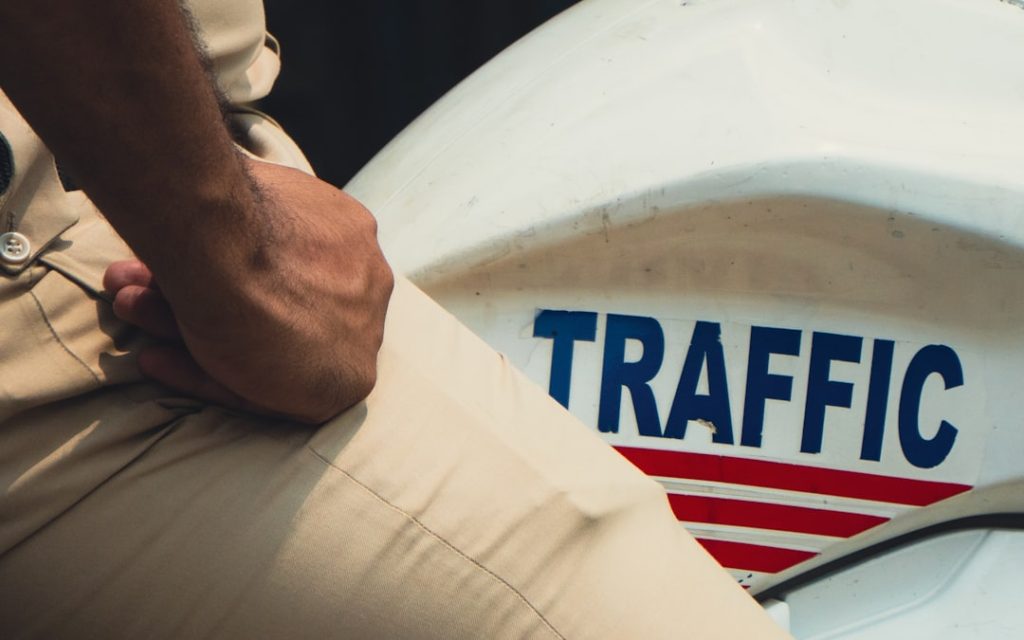 Policial De Transito Sentado Em Uma Motocicleta H8ib5QdhTGM