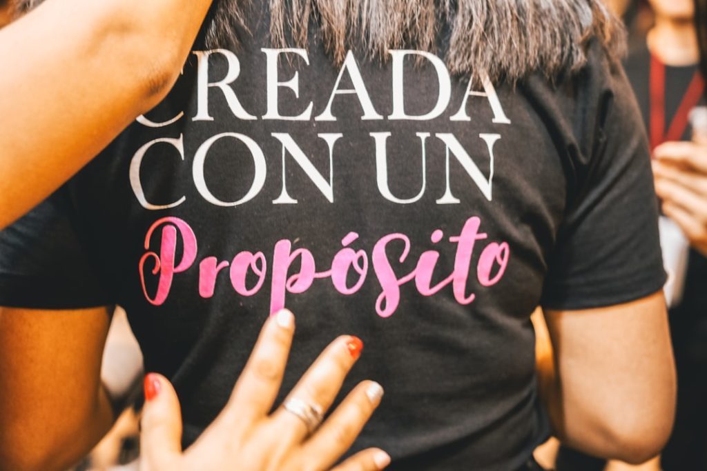 Mulher Vestindo Camisa Preta Branca E Rosa UA86ovL1NEw