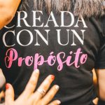 Mulher Vestindo Camisa Preta Branca E Rosa UA86ovL1NEw