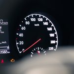 Um Close up De Um Velocimetro Em Um Veiculo z9jrDQwOCfQ