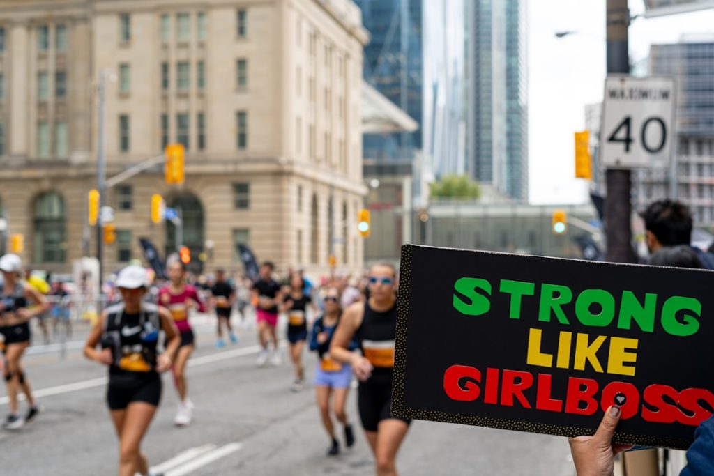 Os Corredores Passam Correndo Por Uma Placa De Forte Como a Garota Chefe 1uTmJy SPAg