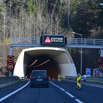 Carro Se Aproximando Da Entrada De Um Tunel Com Placas De Alerta VEM1 8X6ZcM