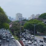 Rodovia Movimentada Com Carros E Predios Ao Fundo 9Qs50wV_0Tc