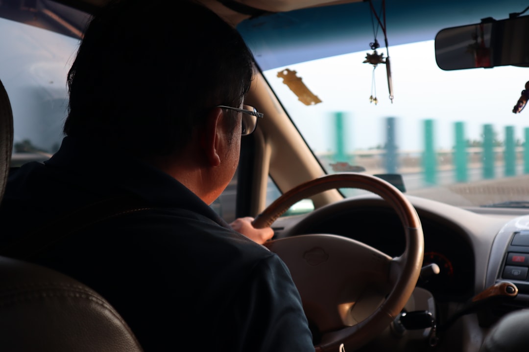 Homem Na Camisa Preta Que Conduz O Carro Durante O Dia 1E03pxFYPAE