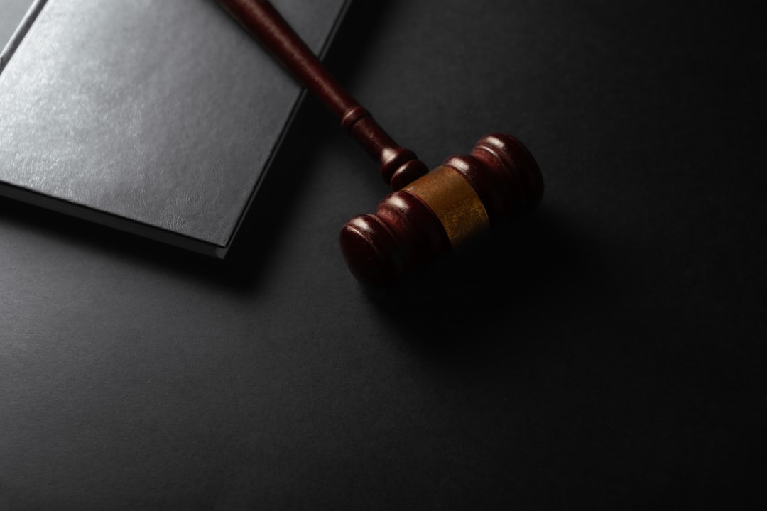 Martelo De Madeira Repousando Sobre Uma Superficie Escura Ao Lado Do Livro FaTLrG5 ViE