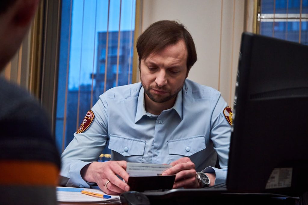 Mulher No Botao Azul Para Cima Camisa Sentada Na Mesa tZTnMGP5mUE