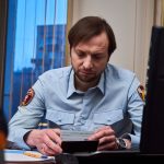 Mulher No Botao Azul Para Cima Camisa Sentada Na Mesa tZTnMGP5mUE