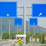 Varias Placas De Transito Azuis Com Setas Em Um Poste 32o2wwHFbH4