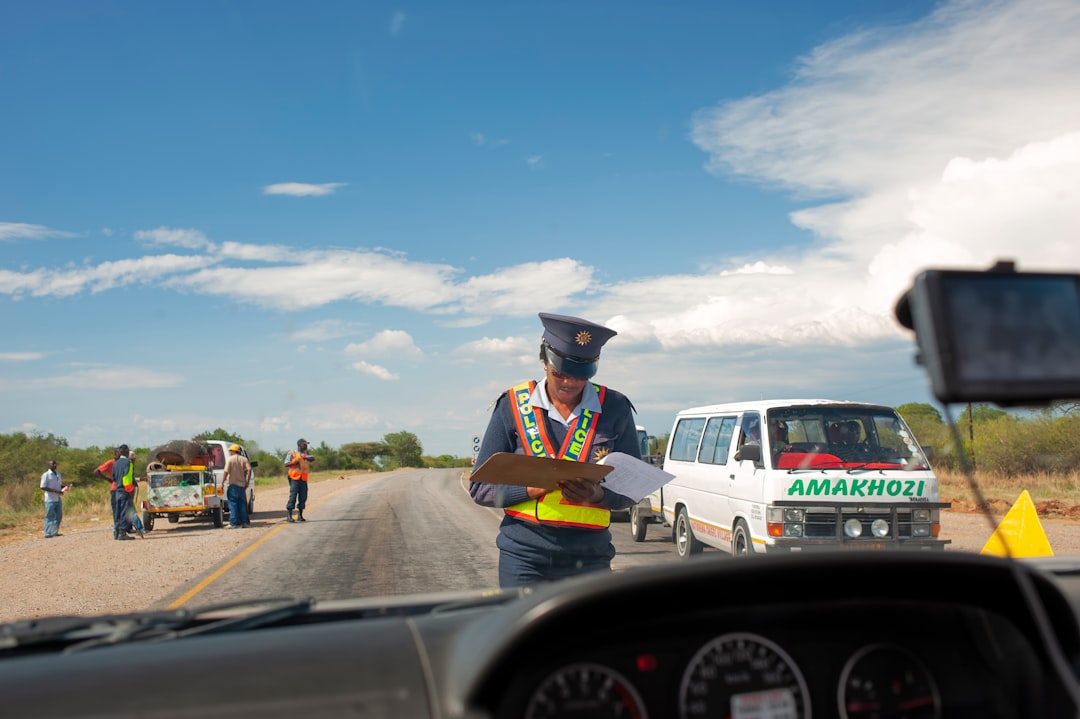 Um Policial Parado No Meio Da Estrada DpkRgfrwMrY