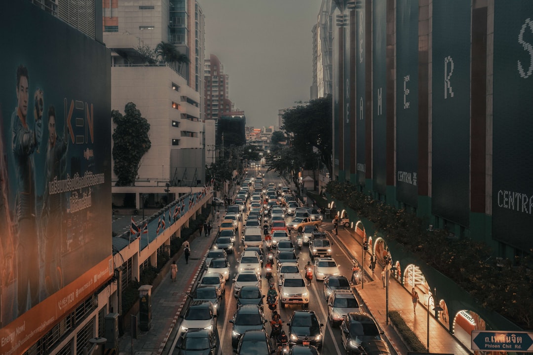 Uma Rua Movimentada Com Carros E Pessoas CMLnXJIuYng