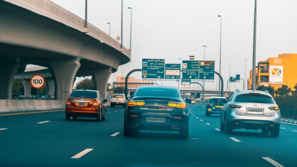 Carros Na Estrada Durante O Dia Y5__nkBEiCo