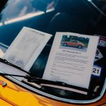 Papel De Impressora Branco No Carro Amarelo UZ1c5VGAvi0