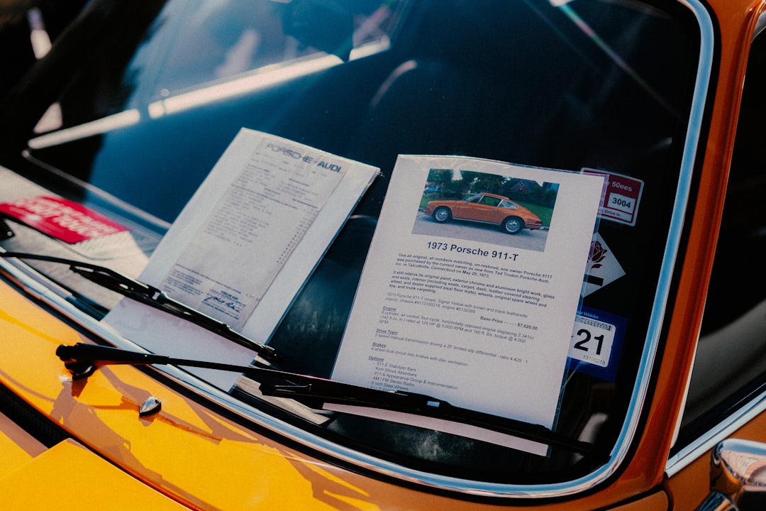 Papel De Impressora Branco No Carro Amarelo UZ1c5VGAvi0