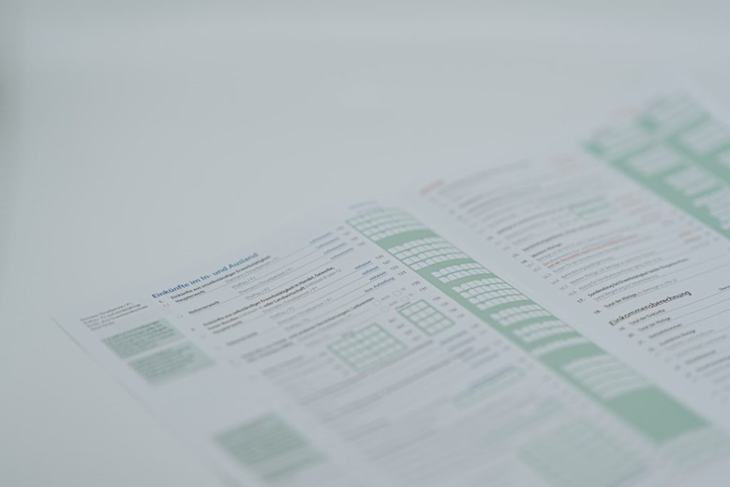 Um Close Up De Um Menu Em Uma Mesa 1LTLB6jS1Gk