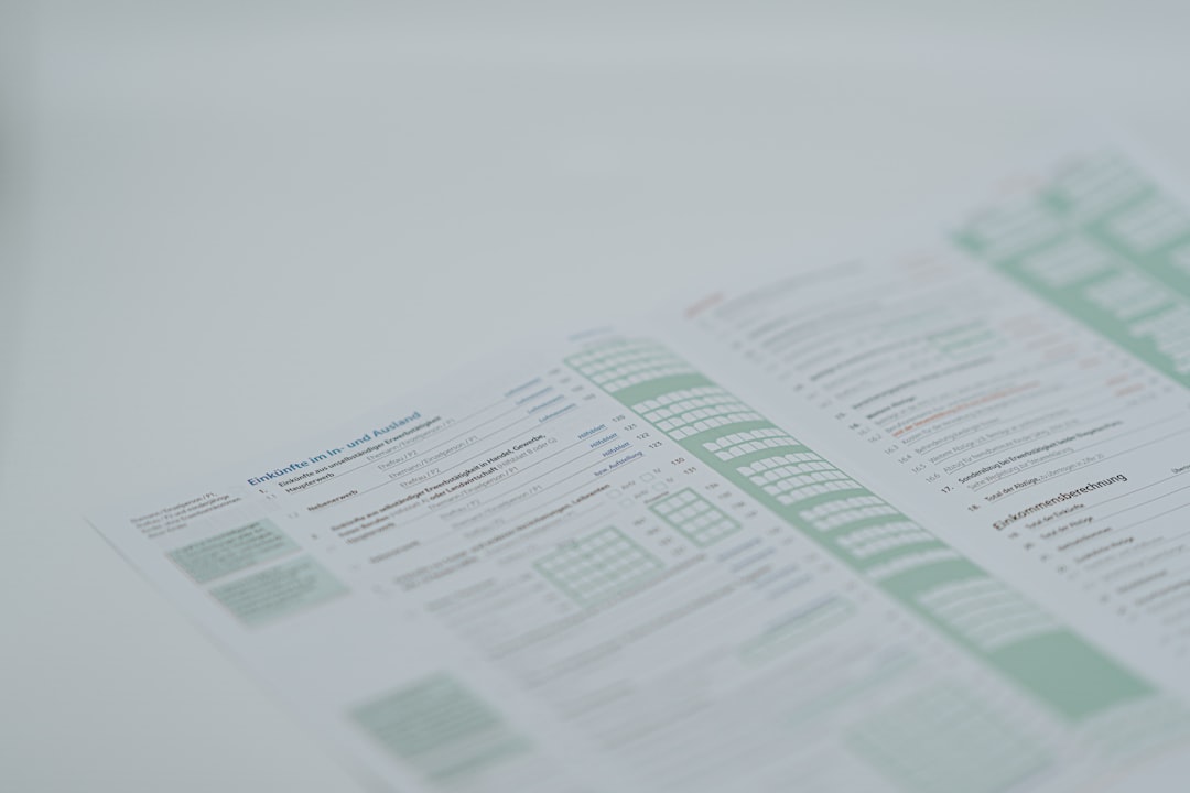 Um Close Up De Um Menu Em Uma Mesa 1LTLB6jS1Gk