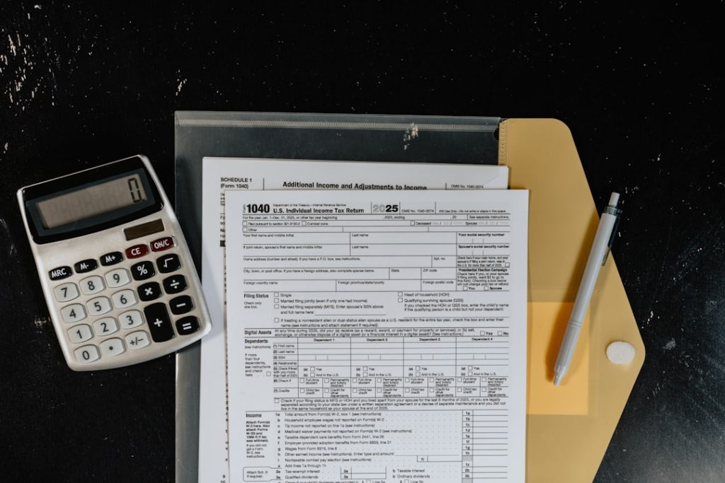 Calculadora E Formularios Fiscais Em Uma Superficie Escura X2soeHdvkLY