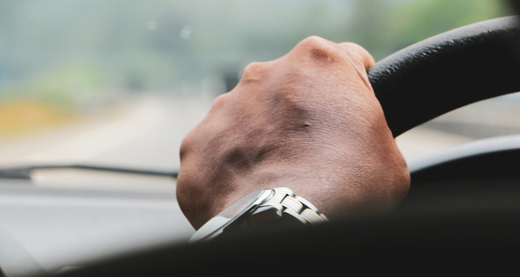 Uma Mao No Volante De Um Carro TBMjifS2uHE