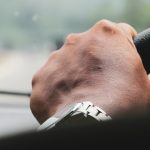 Uma Mao No Volante De Um Carro TBMjifS2uHE