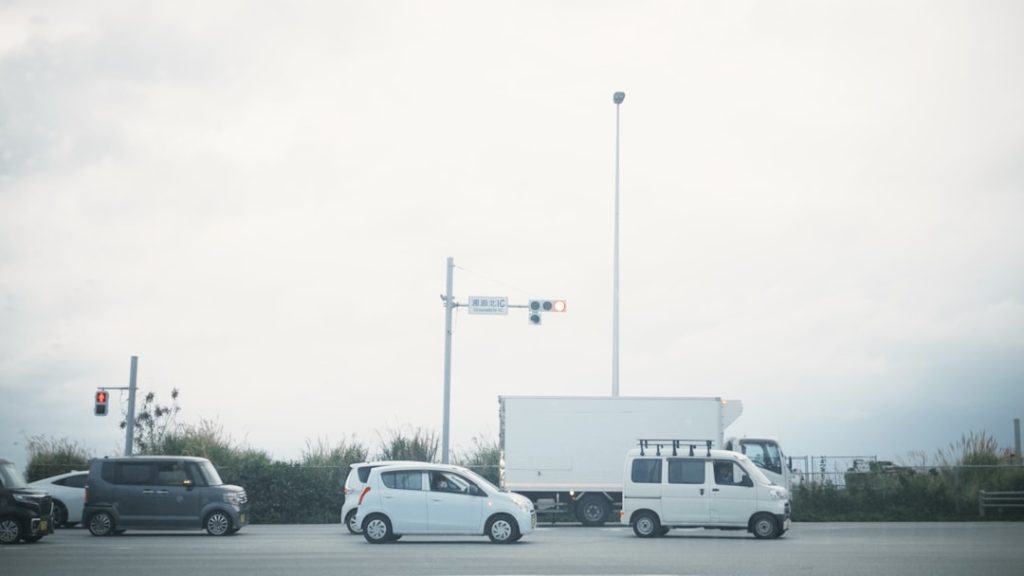 Carros E Um Caminhao Em Um Semaforo 62_fG1HopRo