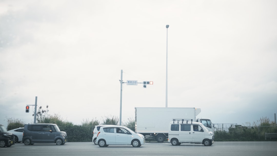 Carros E Um Caminhao Em Um Semaforo 62_fG1HopRo