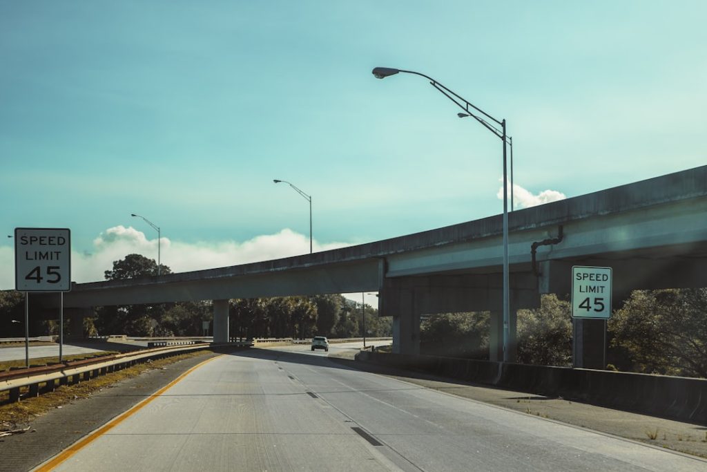 Uma Estrada Com Uma Ponte Sobre Ela SSS2rR38hrY