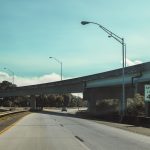 Uma Estrada Com Uma Ponte Sobre Ela SSS2rR38hrY