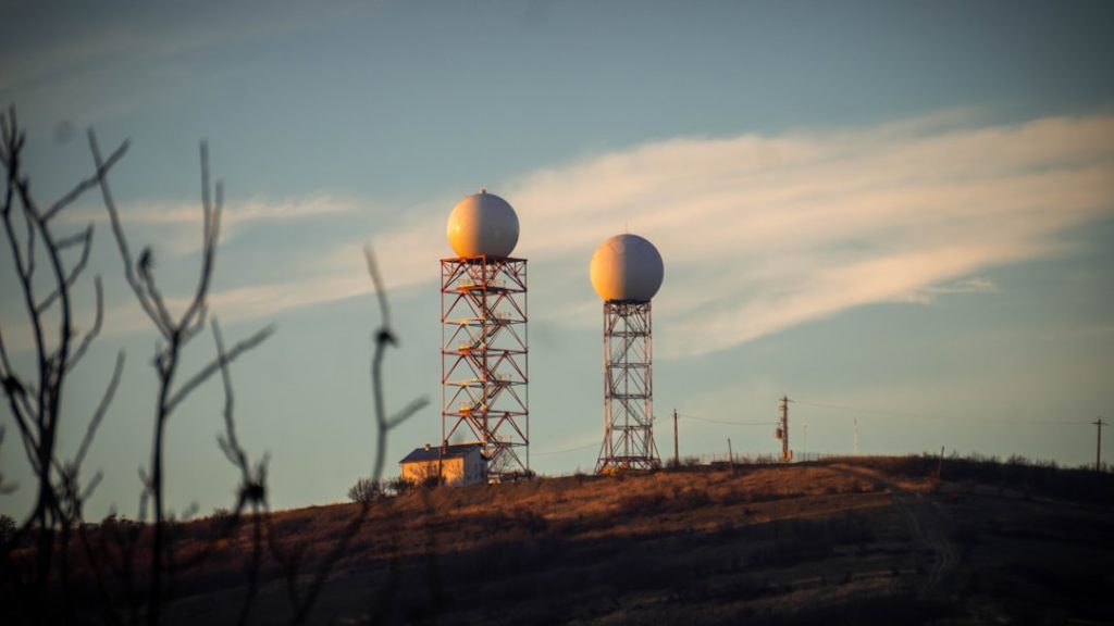 Duas Cupulas De Radar Em Torres Em Uma Colina HEQ_DiBaV5k