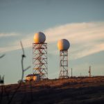 Duas Cupulas De Radar Em Torres Em Uma Colina HEQ_DiBaV5k