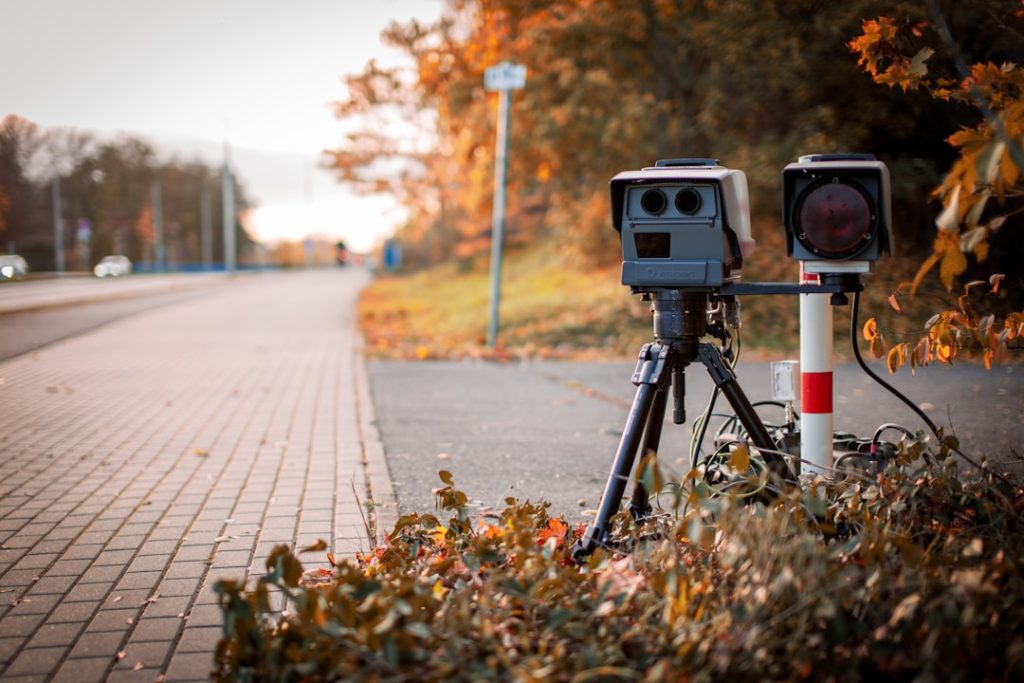 Camera Preta E Cinza No Tripe Na Estrada Durante O Dia PulU3AxfJtQ