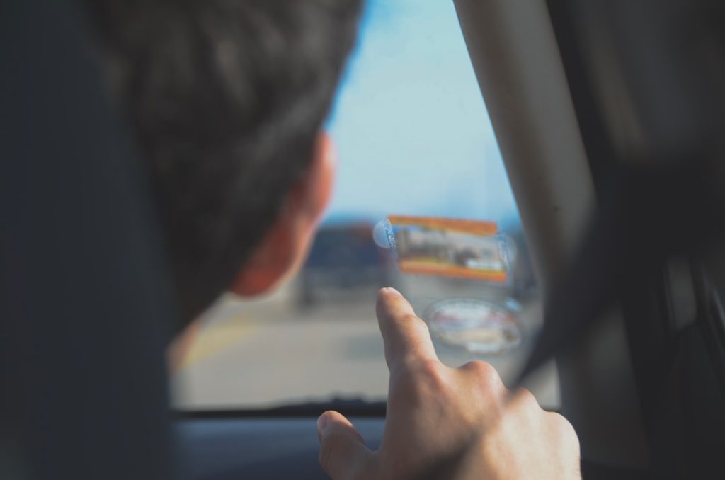 Um Homem Dirigindo Um Carro Enquanto Segura Um Telefone Celular Hi6URYMo6R4