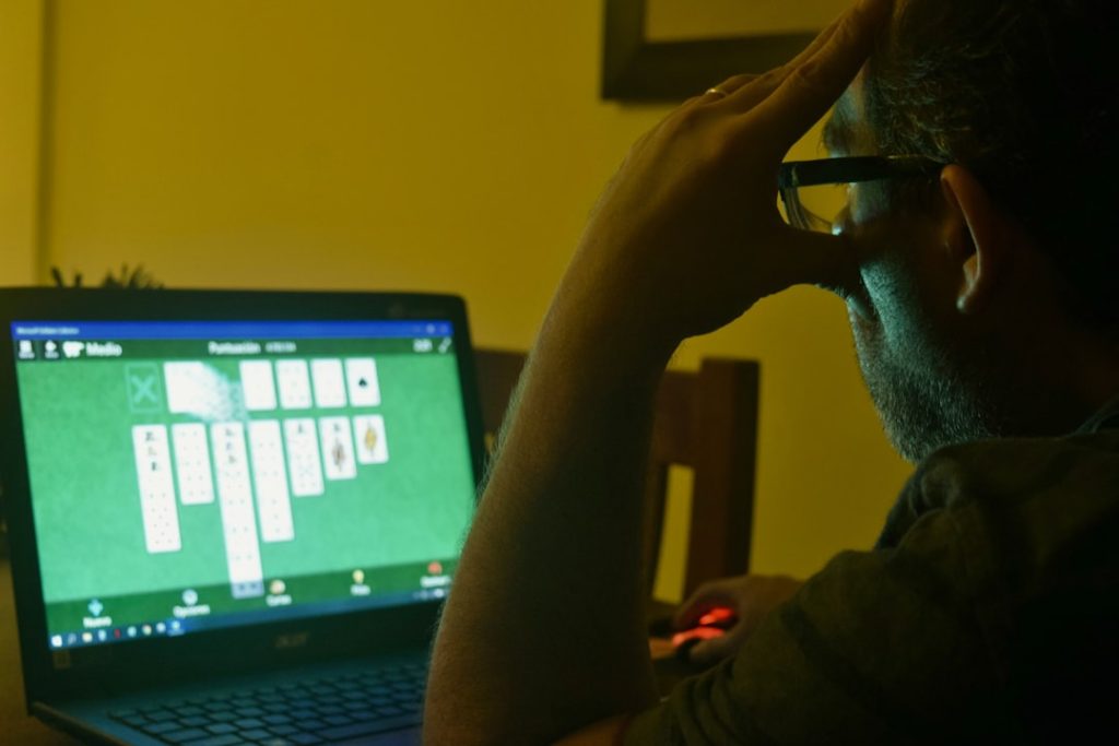Um Homem Sentado Na Frente De Um Computador Portatil DFwVhomtC_U