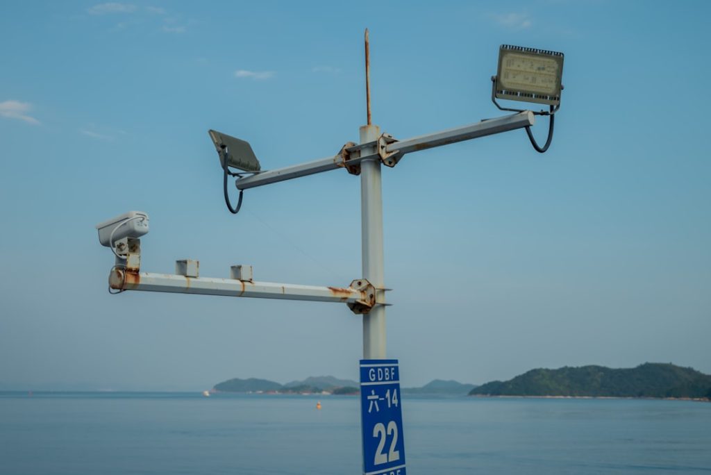 Um Par De Cameras Em Cima De Um Poste De Metal CShc3gnDCtc