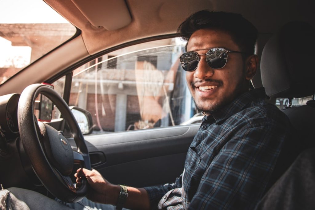 Homem Na Camisa Social Xadrez Preta E Branca Vestindo Oculos De Sol Pretos Dirigindo O Carro LFQip5vfIA0