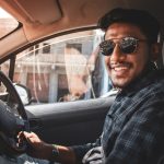 Homem Na Camisa Social Xadrez Preta E Branca Vestindo Oculos De Sol Pretos Dirigindo O Carro LFQip5vfIA0