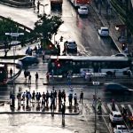 Uma Rua Da Cidade Cheia De Muito Transito 7FosVILUrQA