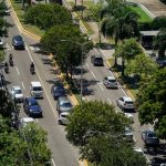 Uma Vista Aerea De Uma Rua Da Cidade Com Muitos Carros A1yWOPjL5xM