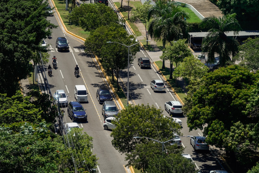 Uma Vista Aerea De Uma Rua Da Cidade Com Muitos Carros A1yWOPjL5xM