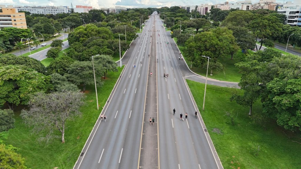 Uma Vista Aerea De Uma Rodovia Em Uma Cidade 5T6tDB0lYrE