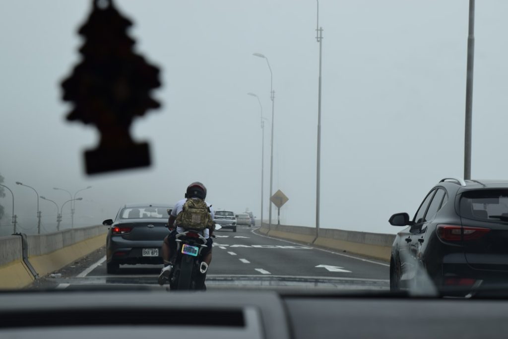 Motociclista Pedalando Em Uma Rodovia Enevoada Com Carros JusU4PWcY0M
