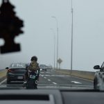 Motociclista Pedalando Em Uma Rodovia Enevoada Com Carros JusU4PWcY0M