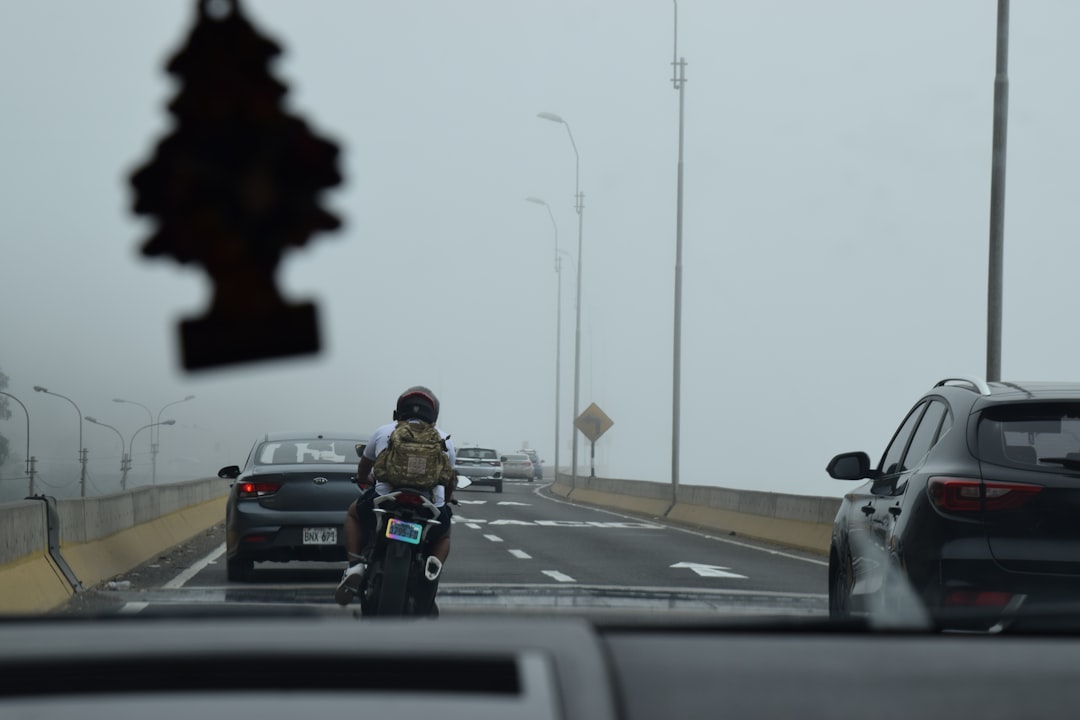Motociclista Pedalando Em Uma Rodovia Enevoada Com Carros JusU4PWcY0M