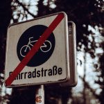 Placa De Fim Da Ciclovia Com Barra Vermelha 9G4C76L_Q0A