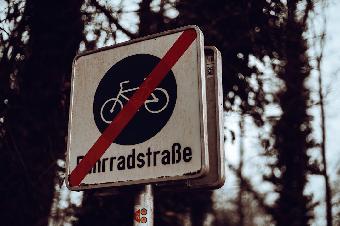 Placa De Fim Da Ciclovia Com Barra Vermelha 9G4C76L_Q0A