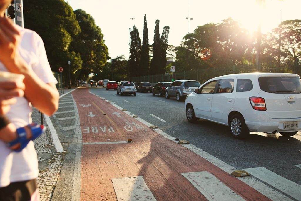 Carros Estacionados No Estacionamento Durante O Dia 2AJusNKR89E