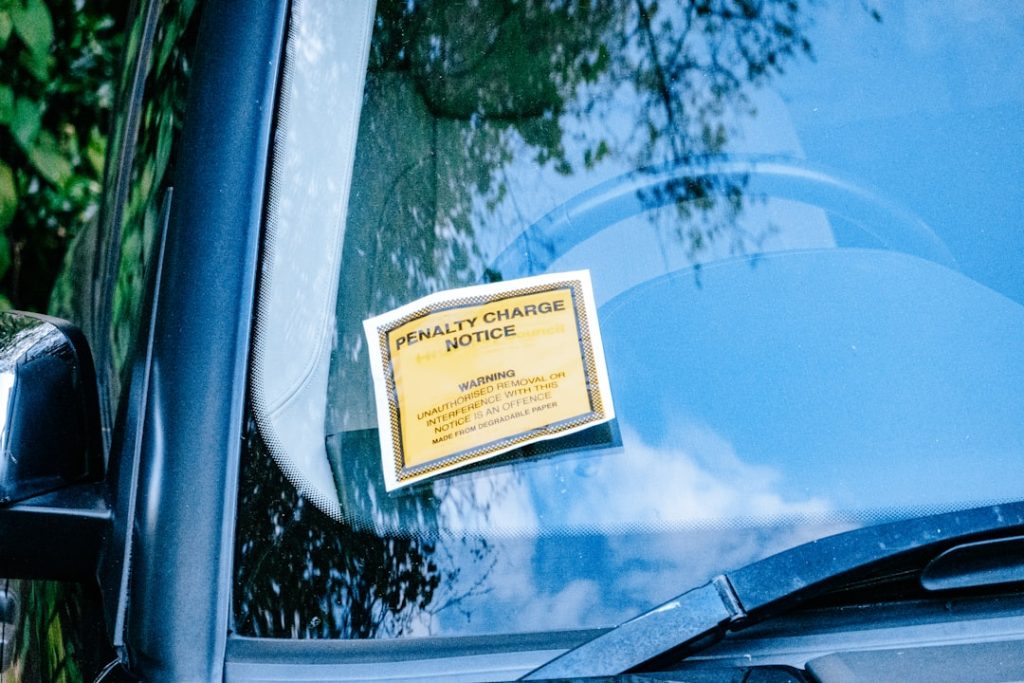 Um Carro Com Um Sinal Amarelo Preso a Janela Lateral D6ljIbQMNhs