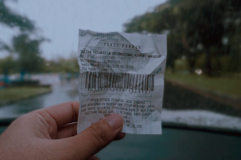 Uma Mao Segurando Um Pedaco De Papel Com Um Codigo De Barras Sobre Ele FK3R3T5KmIs